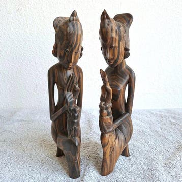 Knielende Vrouwen / Danseressen - sculptuur - Indonesië