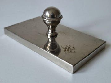Los, Wola i Równowaga – Art Déco / Vintage – Kostka, Kowado