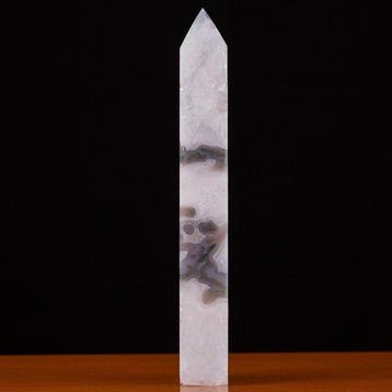 Natuurlijke mosagaat obelisk - Chlorietinsluitingen en