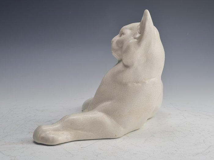 Dax - Beeldje - Reclining cat - Aardewerk, Antiek en Kunst, Antiek | Glaswerk en Kristal