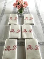 6 vroeg-20e-eeuwse damastlinnen servetten met de initialen