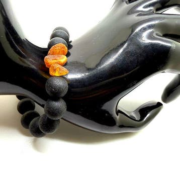 Armband met zwarte Baltische amber kralen en ruwe