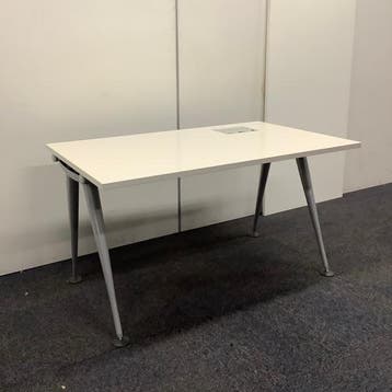 Herman Miller design tafel / bureau met elektra 130x80 cm,, Huis en Inrichting, Bureaus, Gebruikt
