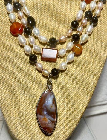 Zoetwaterparels, karneool en zwart onyx met hanger van