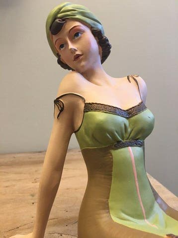 Beeldje - SITTING LADY IN NEGLIGÉ - Hars
