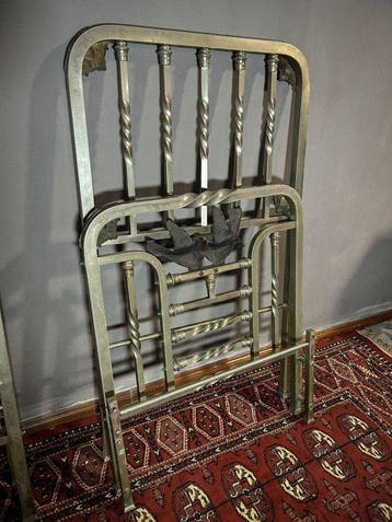 Bed (6) - Brons, Messing
