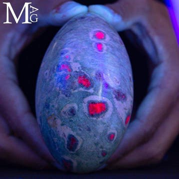 Prachtige robijn op fuchsiet - Heilige Lingam van Shiva -