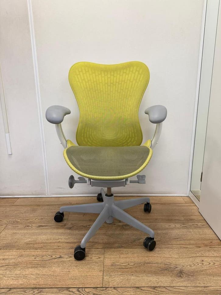Refurbished Herman Miller Mirra 2 Butterfly Yellow, Huis en Inrichting, Bureaustoelen, Bureaustoel, Geel, Zo goed als nieuw, Ergonomisch