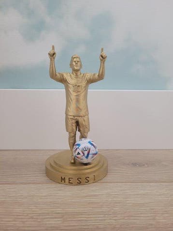 Lionel Messi - Standbeeld van hars + Bal Qatar 2022, Nieuw