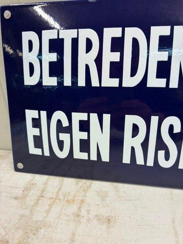 Betreden Op Eigen Risico – Zwaar Emaille Waarschuwingsbord –