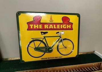 Vintage geëmailleerde plaquette uit 1950 The Raleigh –, Antiek en Kunst