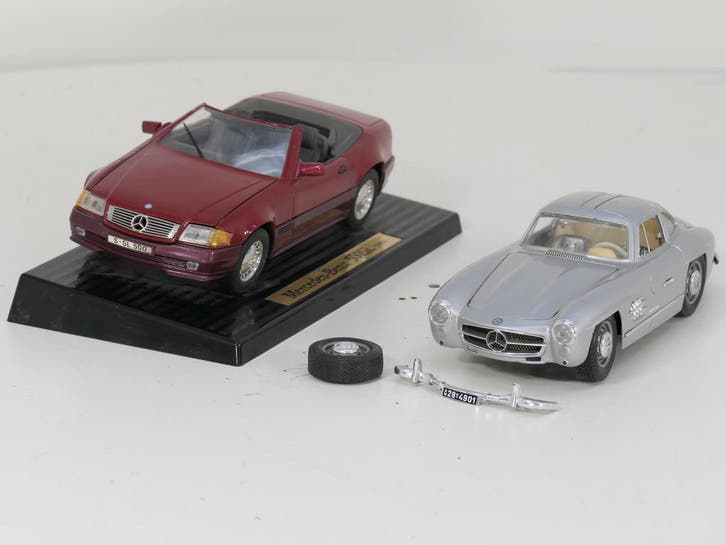 Schaal 1:18 Maisto 12047s en 31801 Mercedes-Benz set 300..., Hobby & Loisirs créatifs, Voitures miniatures | 1:18, Enlèvement ou Envoi