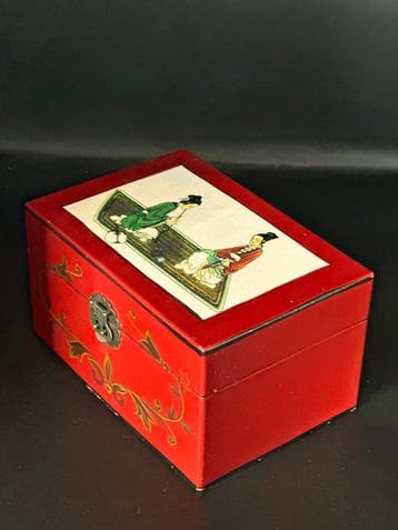 Boîte à bijoux rectangulaire en bois laqué rouge – Style