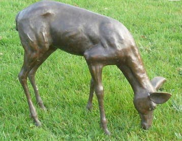 Beeld, Bronze Deer Sculpture Garden Ornament Grazing Fawn