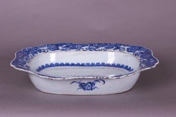 Een Qianlong 18e-eeuwse Chinese export blauw-witte diepe