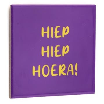 Homebound Tegeltje hiep hiep hoera, Maison & Meubles, Accessoires pour la Maison | Tableaux à écrire & Proverbes, Ophalen of Verzenden