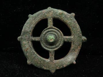 Romain antique Bronze Broche disque décorée / fibule (1x) -
