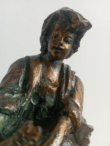 sculptuur, Beeldje met jongen die vis vast houd - 26 cm -, Antiquités & Art