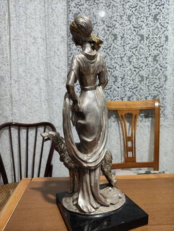 Statue, Donna con cane al guinzaglio - 41 cm - Régule,, Antiquités & Art