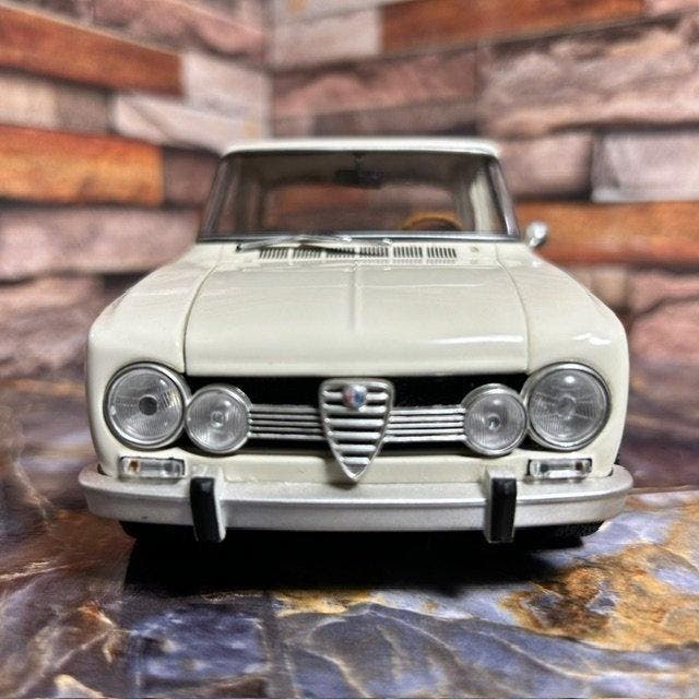 Minichamps 1:18 - Voiture miniature - Minichamps 1:18 Alfa, Hobby en Vrije tijd, Modelauto's | 1:5 tot 1:12