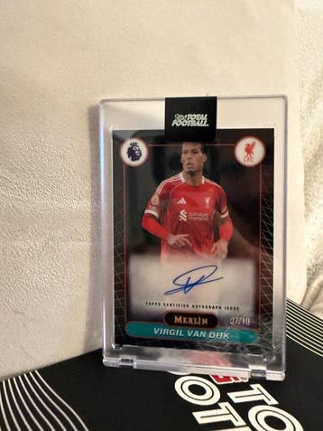 2025/26 Topps Merlin Virgil van Dijk /10 Gesigneerde kaart,
