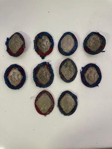 Lotto van 10 antieke devotionele insignes (10) - Antiek -