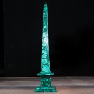 Obélisque en malachite congolaise finement sculpté de haute