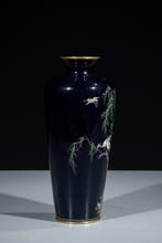 Vaas - Emaille, Een cloisonné-vaas met een donkerblauwe