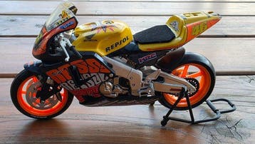 1:10 - Model motorfiets - Honda Repsol MotoGP 46 Valentino