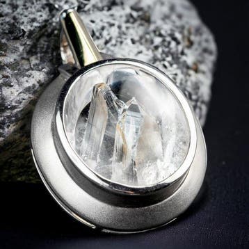 Zilveren hanger met Manifestation Quartz, blauwe saffier -