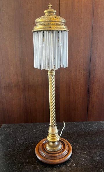 D’après Guimard - Lampe - Bronze doré, Opaline, Chêne -