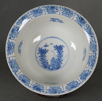 Qing Dynasty (1644-1912) - Kom - Peonies, Lotus and