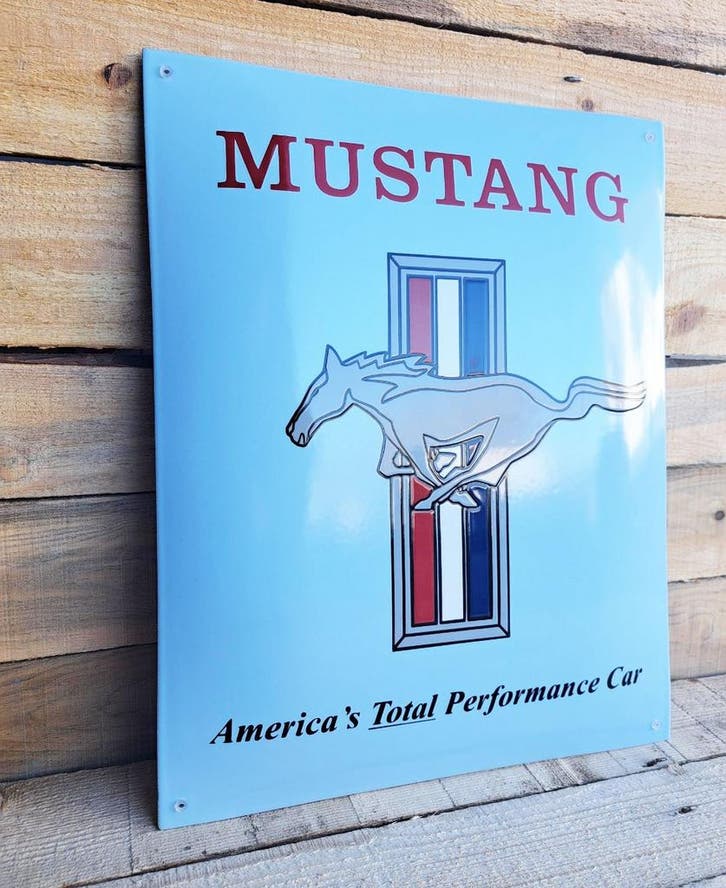 Mustang emaille blauw, Verzamelen, Merken en Reclamevoorwerpen, Verzenden