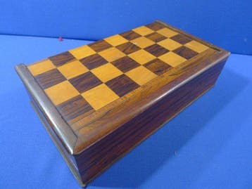 jeu de backgammon en marqueterie 30 palets os et un gobelet