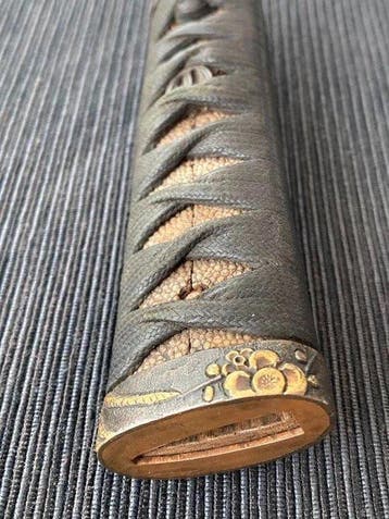 Tsuka avec des menuki et une tsuba - Fer (fonte/fer forgé) -