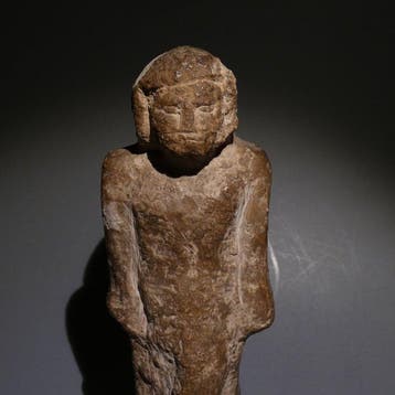 Oud-Egyptisch Kalksteen Beeld van een man. 15 cm lang. Derde