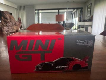 Mini GT 1:64 - Modelauto (5) - Nissan S15 Silvia; Toyota