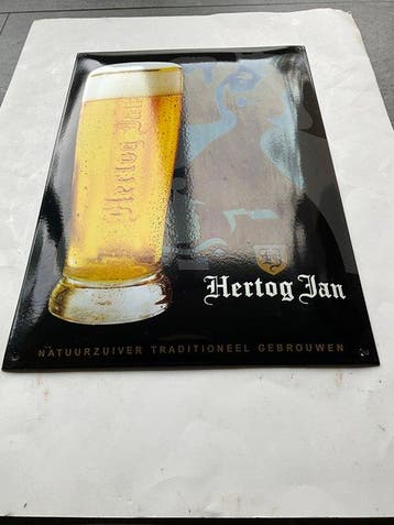 Reclamebord - gebold groot emaille reclamebord Hertog Jan -