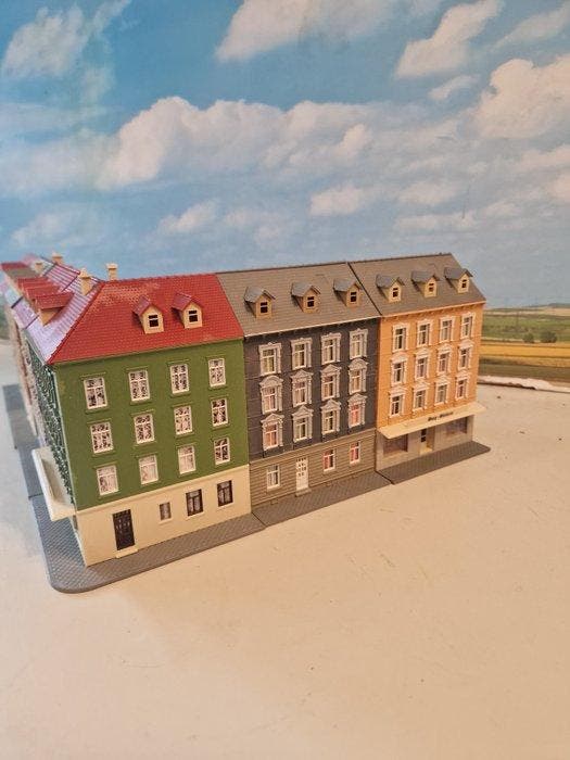 Pola N - Modeltreingebouwen (6) - stadshuizen, Hobby en Vrije tijd, Modeltreinen | N-Spoor