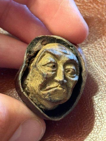 sculptuur, Castagne trasformate in volti umani