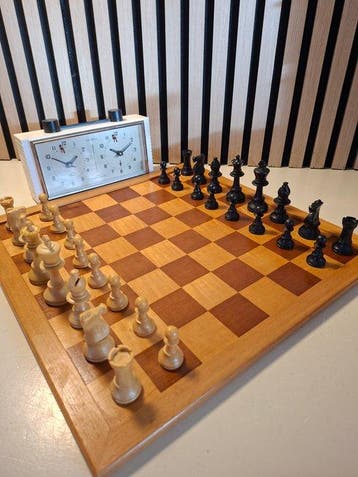 Schaakspel - Verzwaard schaakspel en Jantar schaakklok -, Antiek en Kunst
