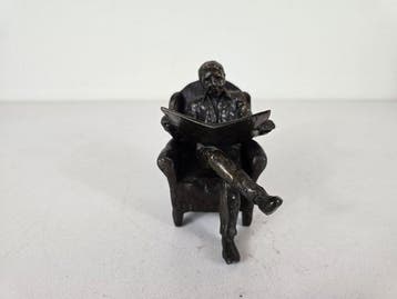 Corry Ammerlaan - Beeld, Krantlezende man in stoel - 8.7 cm