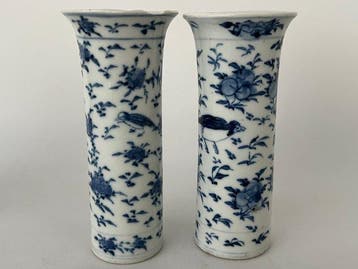 Een groep blauw-witte vazen met vogel- en bloemmotieven -