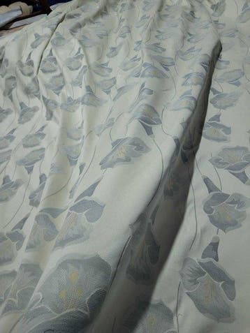Prachtige damaststof met lelies in poederblauw. - Textiel -