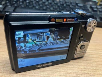 Olympus X-845 mini camera with 1GB XD memory charger and new