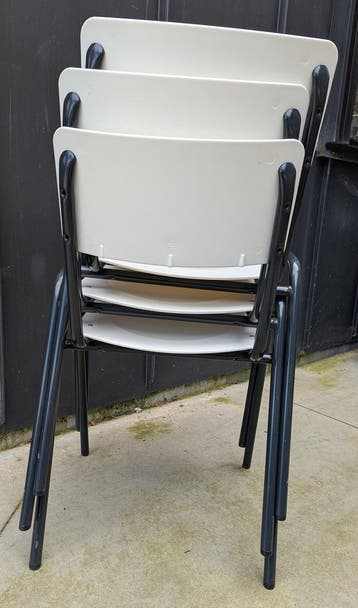 stapelbare stoelen - metaal en kunststof (9 stuks), Ophalen, Zo goed als nieuw, Kunststof, Vijf, Zes of meer stoelen