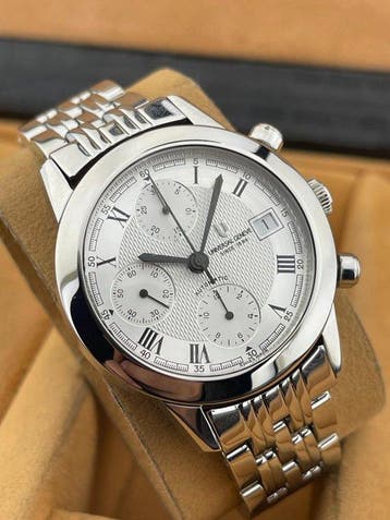 Universal Genève - Classic chronograph (triple subdial) -, Nieuw