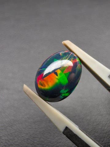 2.10cts Zwarte Opaal Cabochon- 0.42 g