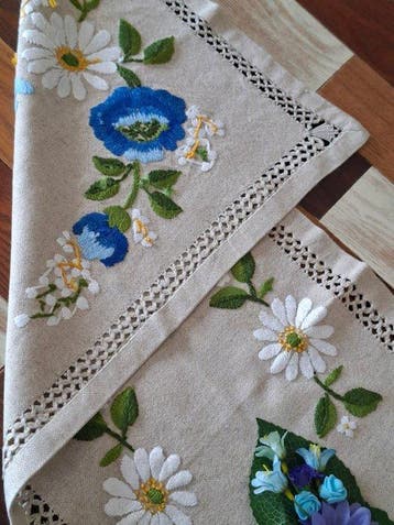 Schattige tafelloper uitgevoerd met prachtige bloemen