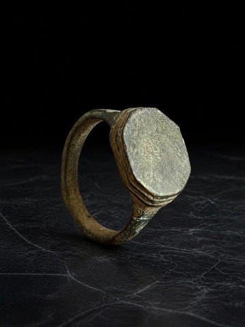 Byzantijns Brons Ring met grote polygonale bezel 7e tot 10e